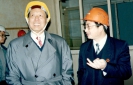 1997年4月3日，第九、十届全国人大常委会副委员长、化工部副部长成思危（左一）莅临公司视察。